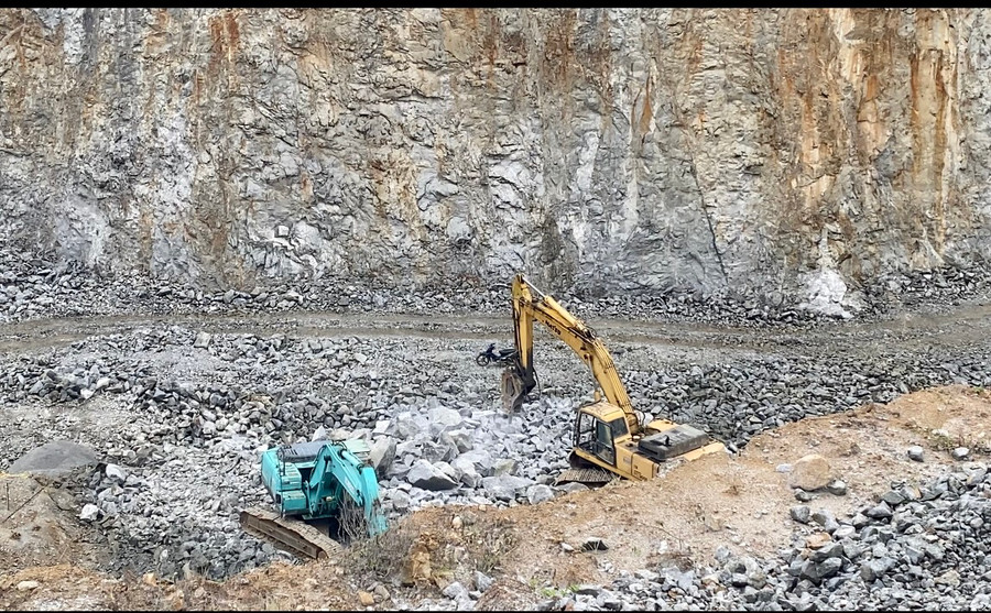 Dự án Khai thác đá làm VLXD đang triển khai tại thị xã An Khê. Ảnh: Hà Duy Dự án Khai thác đá làm VLXD đang triển khai tại thị xã An Khê. Ảnh: Hà Duy