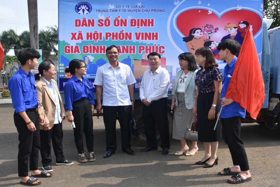 Các đại biểu trao đổi về công tác truyền thông nâng cao chất lượng dân số tại Lễ phát động Chiến dịch tổ chức ở Chư Prông. Ảnh: Đinh Yến