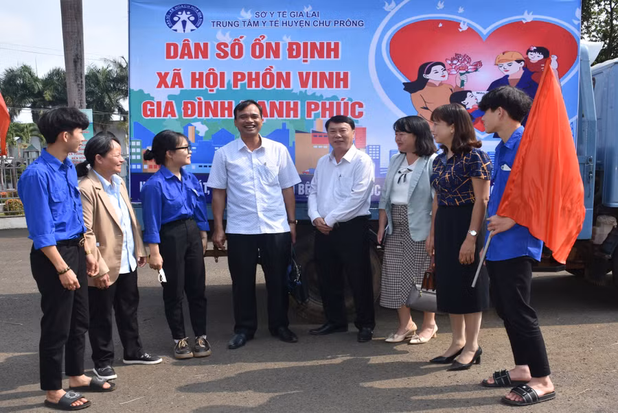 Các đại biểu trao đổi về công tác truyền thông nâng cao chất lượng dân số tại Lễ phát động Chiến dịch tổ chức ở Chư Prông. Ảnh: Đinh Yến