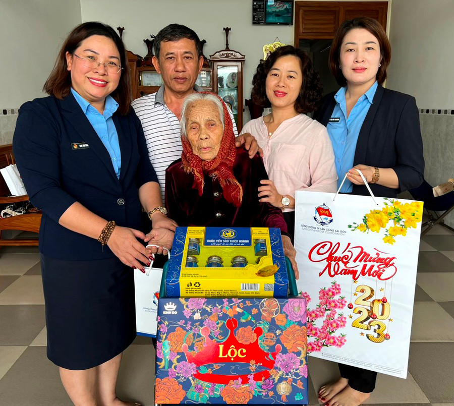 Công ty Tân Cảng Sài Gòn cùng Ban Tuyên giáo Tỉnh ủy, chính quyền địa phương thăm Mẹ Việt Nam Anh hùng Lê Thị Hàng, phường Tây Sơn, thị xã An Khê. Ảnh: Đinh Yến