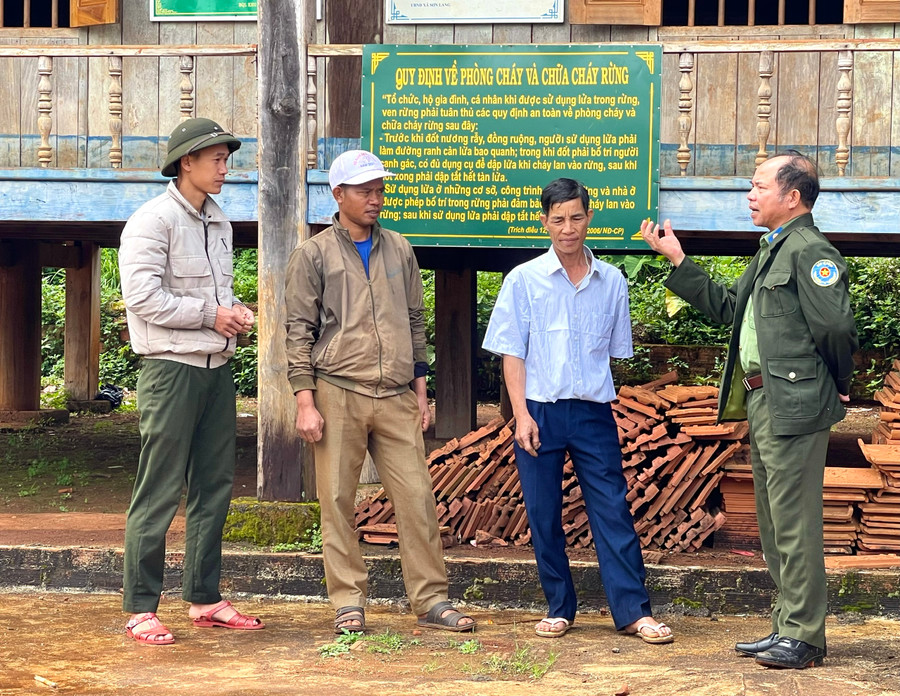 Ông Trịnh Viết Ty (bìa phải)-Giám đốc Khu Bảo tồn thiên nhiên Kon Chư Răng tuyên truyền, vận động người dân tích cực tham gia quản lý bảo vệ diện tích rừng nhận khoán. Ảnh: Minh Nguyễn Ông Trịnh Viết Ty (bìa phải)-Giám đốc Khu Bảo tồn thiên nhiên Kon Chư Răng tuyên truyền, vận động người dân tích cực tham gia quản lý bảo vệ diện tích rừng nhận khoán. Ảnh: Minh Nguyễn