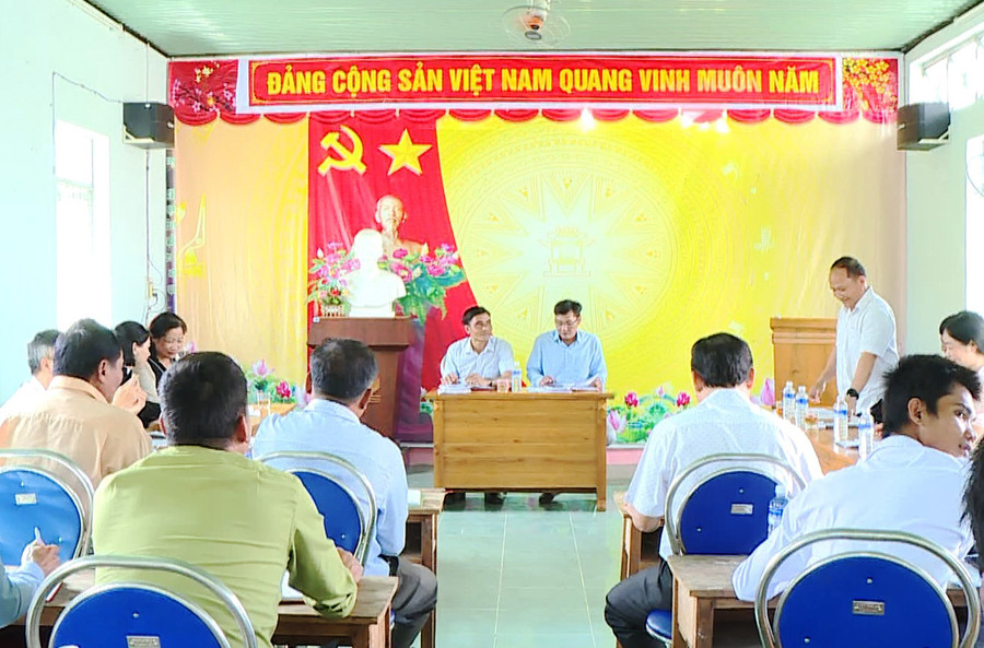 Phó Bí thư Tỉnh ủy Rah Lan Chung phát biểu chỉ đạo tại buổi sinh hoạt Chi bộ buôn Sar, xã Ia Rbol, thị xã Ayun Pa. Ảnh: Nguyễn Sang