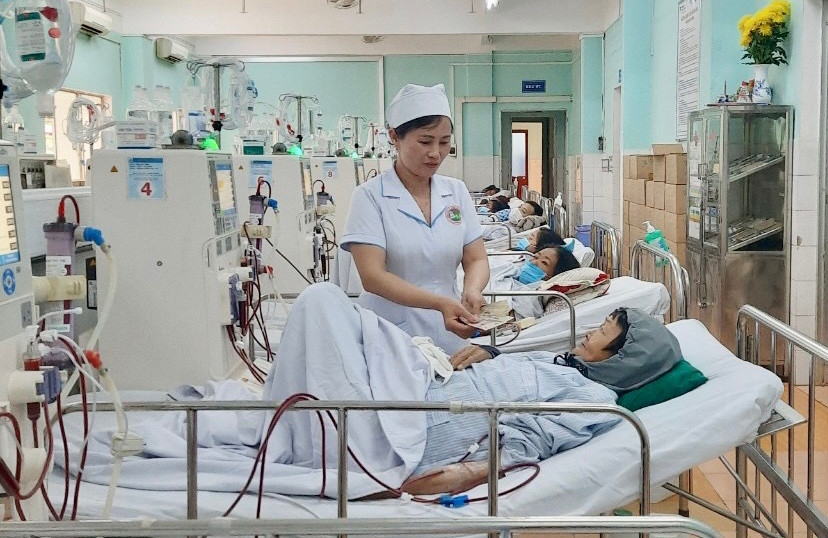 Điều dưỡng viên Nguyễn Thị Thanh Phương trao tiền hỗ trợ của Mạnh Thường Quân cho bệnh nhân nghèo. Ảnh: Như Nguyện