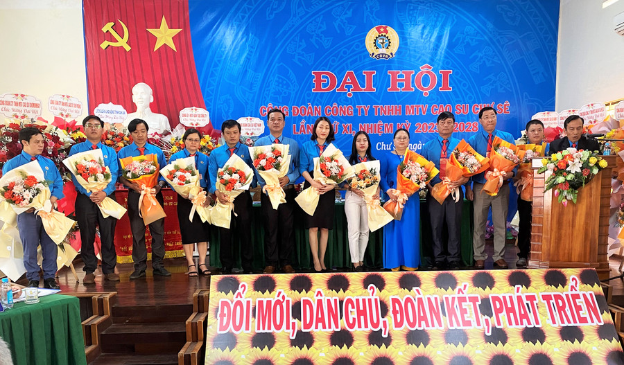 Ban chấp hành nhiệm kỳ XI Công đoàn Cao su Chư Sê ra mắt tại đại hội. Ảnh: Hà Đức Thành