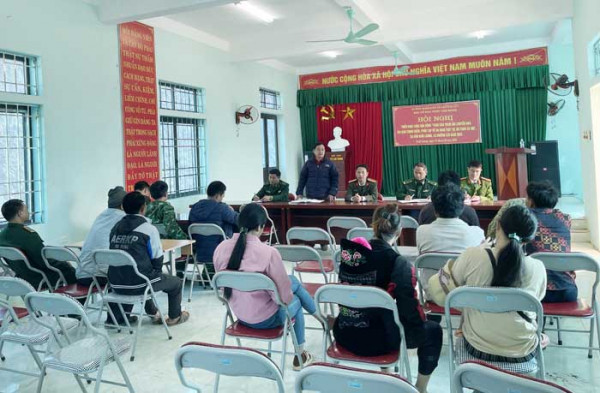 Lực lượng Công an phối hợp với Bộ đội Biên phòng triển khai các biện pháp tuyên truyền, vận động bà con từ bỏ đạo “Bà Cô Dợ”.