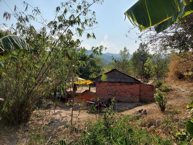 Nhà ông A Tu rộng khoảng 40 m2 với 8 người sinh sống. Nhà ông A Tu rộng khoảng 40 m2 với 8 người sinh sống.