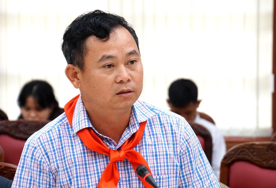 Ông Nguyễn Văn Ý-Phó Giám đốc Sở Văn hóa-Thể thao và Du lịch trao đổi, giải đáp câu hỏi của trẻ em. Ảnh: Đức Thụy