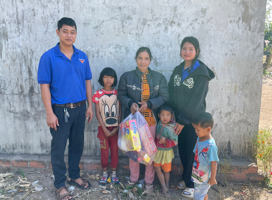 Anh Nguyễn Thế Sơn Kiên-Bí thư Đoàn xã Ia Lâu (huyện Chư Prông) tặng quà cho người dân khó khăn. Ảnh: Phan Lài Anh Nguyễn Thế Sơn Kiên-Bí thư Đoàn xã Ia Lâu (huyện Chư Prông) tặng quà cho người dân khó khăn. Ảnh: Phan Lài