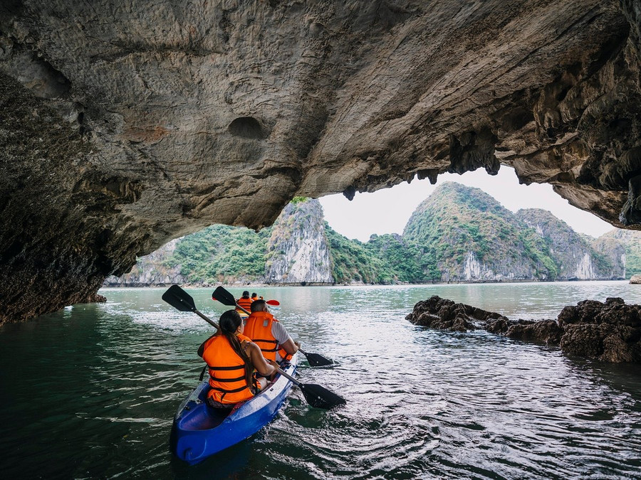 Thuyền sẽ đi qua dưới núi đá để đến đầu kia của đảo Bồ Hòn. Ảnh: TripAdvisor Thuyền sẽ đi qua dưới núi đá để đến đầu kia của đảo Bồ Hòn. Ảnh: TripAdvisor