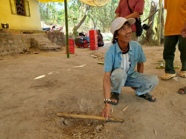 Vụ nổ tạo thành một hố nhỏ ở giữa sân nhà ông A Tu Vụ nổ tạo thành một hố nhỏ ở giữa sân nhà ông A Tu