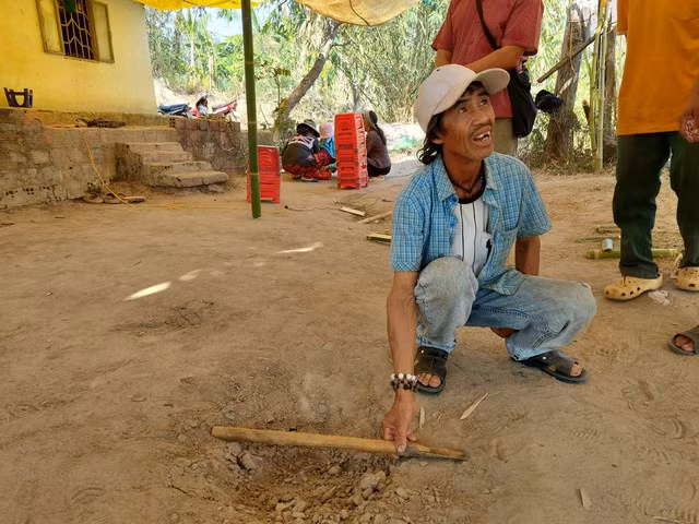 Vụ nổ tạo thành một hố nhỏ ở giữa sân nhà ông A Tu
