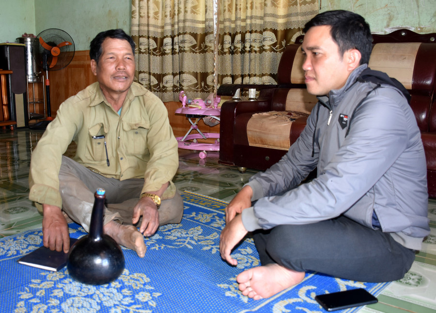 Ông Vôn (bìa trái, làng Mrăh, xã Kdang, huyện Đak Đoa) trò chuyện với người dân trong làng. Ảnh: Đinh Yến