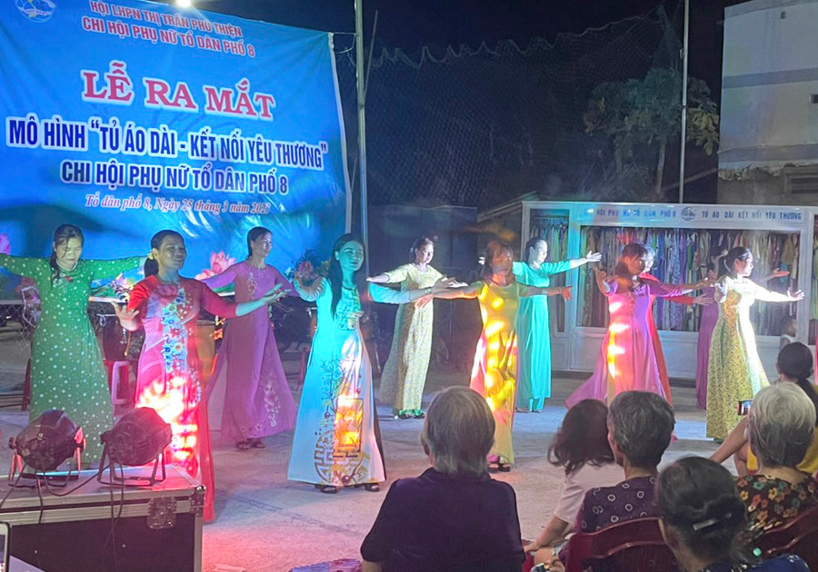Chị em hội viên tổ dân phố 8 biểu diễn các tiết mục văn nghệ với trang phục mượn từ Tủ áo dài-kết nối yêu thương của Chi hội. Ảnh: Vũ Chi Chị em hội viên tổ dân phố 8 biểu diễn các tiết mục văn nghệ với trang phục mượn từ Tủ áo dài-kết nối yêu thương của Chi hội. Ảnh: Vũ Chi