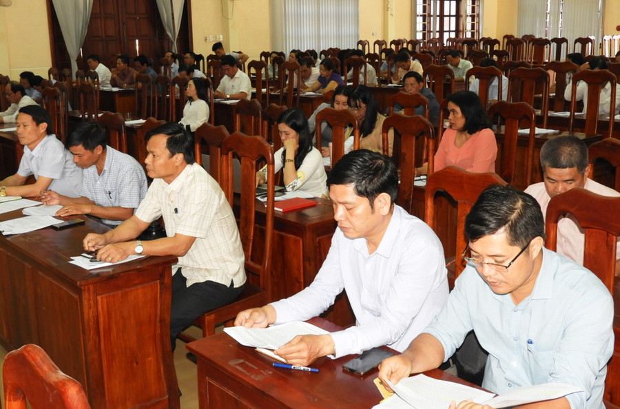 Cán bộ chủ chốt huyện Chư Pưh nghe phổ biến các văn bản quy định về công tác xây dựng, chỉnh đốn Đảng. Ảnh: Thanh Nhật Cán bộ chủ chốt huyện Chư Pưh nghe phổ biến các văn bản quy định về công tác xây dựng, chỉnh đốn Đảng. Ảnh: Thanh Nhật