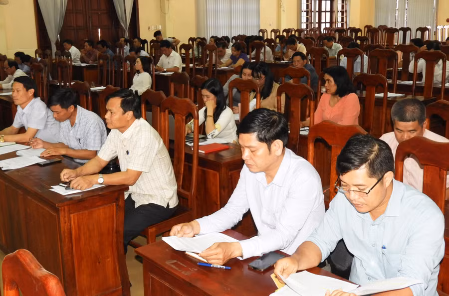 Cán bộ chủ chốt huyện Chư Pưh nghe phổ biến các văn bản quy định về công tác xây dựng, chỉnh đốn Đảng. Ảnh: Thanh Nhật