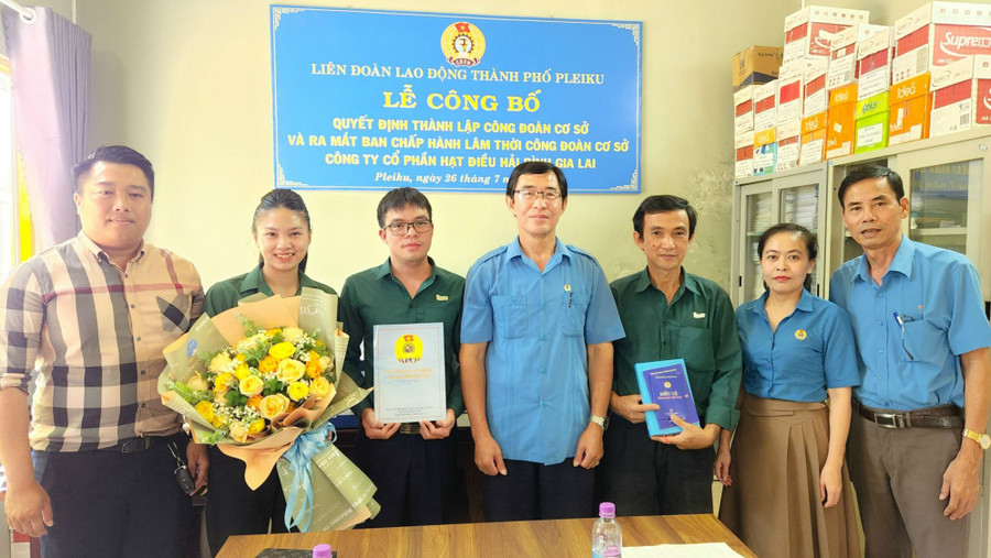 Ông Trần Văn Tư (bìa phải) cùng BCH lâm thời Công đoàn cơ sở Công ty cổ phần hạt điều Hải Bình Gia Lai ra mắt tại Lễ Công bố quyết định thành lập Công đoàn cơ sở. Ảnh: Đinh Yến Ông Trần Văn Tư (bìa phải) cùng BCH lâm thời Công đoàn cơ sở Công ty cổ phần hạt điều Hải Bình Gia Lai ra mắt tại Lễ Công bố quyết định thành lập Công đoàn cơ sở. Ảnh: Đinh Yến