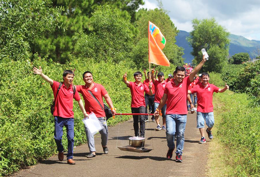 Du khách tham gia tour team building hào hứng với thử thách vừa đi bộ 8 km qua những danh thắng của Gia Lai, vừa nấu cơm. Ảnh: Bảo Châu Du khách tham gia tour team building hào hứng với thử thách vừa đi bộ 8 km qua những danh thắng của Gia Lai, vừa nấu cơm. Ảnh: Bảo Châu