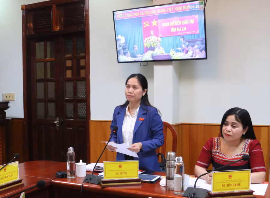 Đại biểu Siu Hương-Phó Trưởng đoàn chuyên trách Đoàn đại biểu Quốc hội tỉnh Gia Lai tham gia chất vấn. Ảnh: Quang Tấn