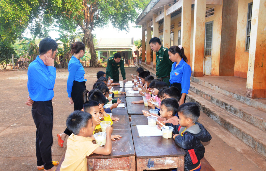Bữa ăn sáng của học sinh Trường Tiểu học Kpă Klơng (xã Ia Nan, huyện Đức Cơ) có sự hỗ trợ của các nhà hảo tâm. Ảnh: Vĩnh Hoàng