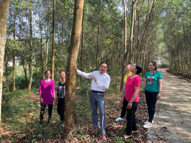 Ông Nguyễn Văn Tấn kể chuyện bảo vệ rừng trong cánh rừng của một hộ dân trong làng Ông Nguyễn Văn Tấn kể chuyện bảo vệ rừng trong cánh rừng của một hộ dân trong làng