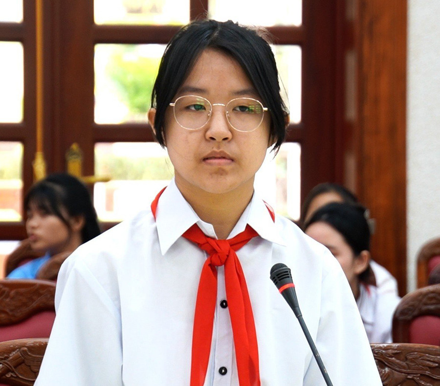 Em Hồ Trần Phương Ngân (lớp 9A5, Trường THCS Nguyễn Bỉnh Khiêm, thị trấn Kbang, huyện Kbang) đặt câu hỏi cho các đại biểu HĐND tỉnh. Ảnh: Đức Thụy