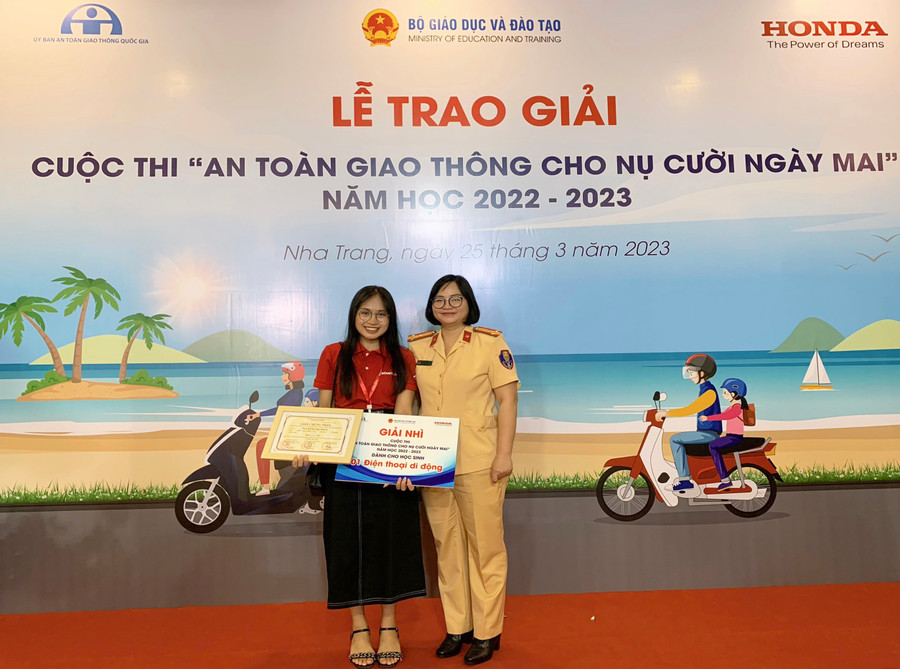 Em Phan Huỳnh Ngọc Khánh tại lễ trao giải. Ảnh: D.L