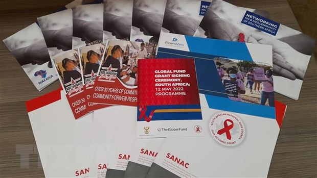 Tờ rơi tuyên truyền phòng, chống HIV/AIDS tại Nam Phi. Ảnh Hoàng Minh/TTXVN Tờ rơi tuyên truyền phòng, chống HIV/AIDS tại Nam Phi. Ảnh Hoàng Minh/TTXVN