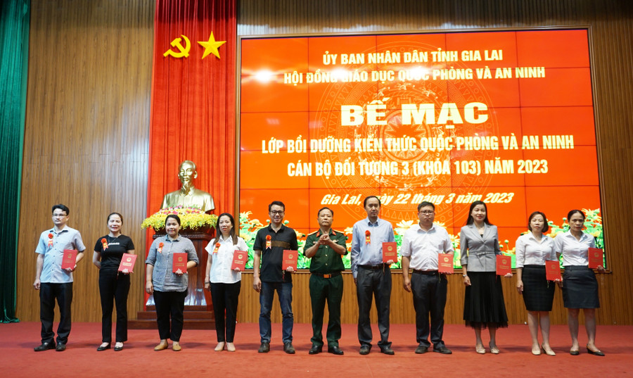 Đại tá Lê Kim Giàu-Ủy viên Ban Thường vụ Tỉnh ủy, Chỉ huy trưởng Bộ CHQS tỉnh, Phó Chủ tịch Thường trực Hội đồng Giáo dục Quốc phòng và An ninh tỉnh trao giấy chứng nhận cho các học viên. Ảnh: Kim Hồng