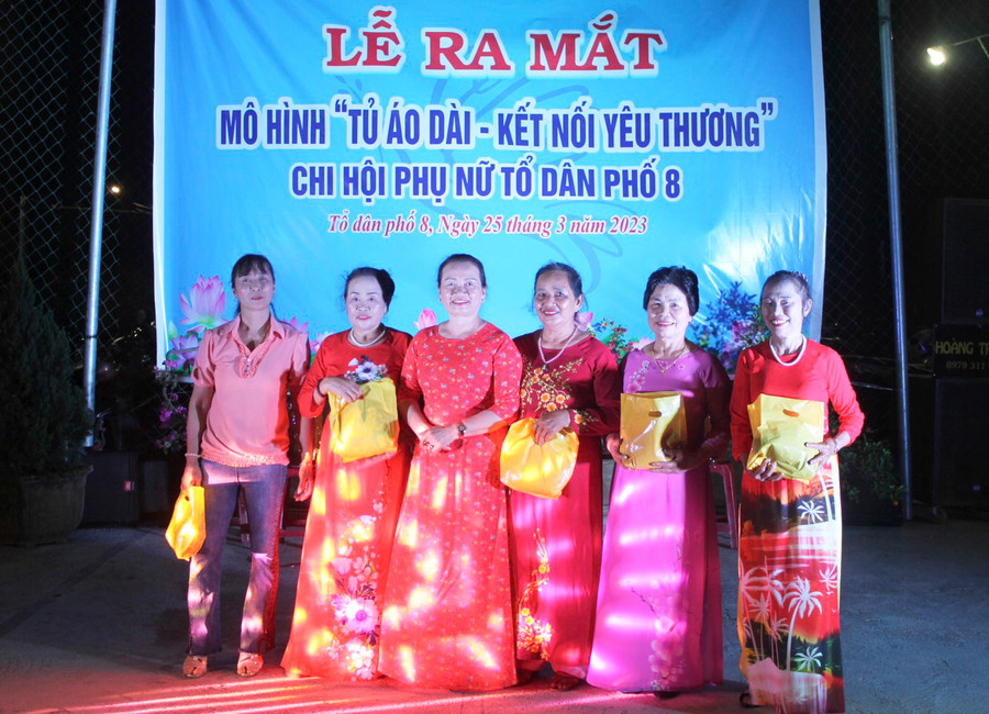 Bà Trần Thị Mỹ (thứ 3 từ trái sang)-Chủ tịch Hội Liên hiệp phụ nữ thị trấn Phú Thiện trao tặng bộ áo dài cho hội viên có hoàn cảnh khó khăn tại tổ dân phố 8. Ảnh: Vũ Chi Bà Trần Thị Mỹ (thứ 3 từ trái sang)-Chủ tịch Hội Liên hiệp phụ nữ thị trấn Phú Thiện trao tặng bộ áo dài cho hội viên có hoàn cảnh khó khăn tại tổ dân phố 8. Ảnh: Vũ Chi
