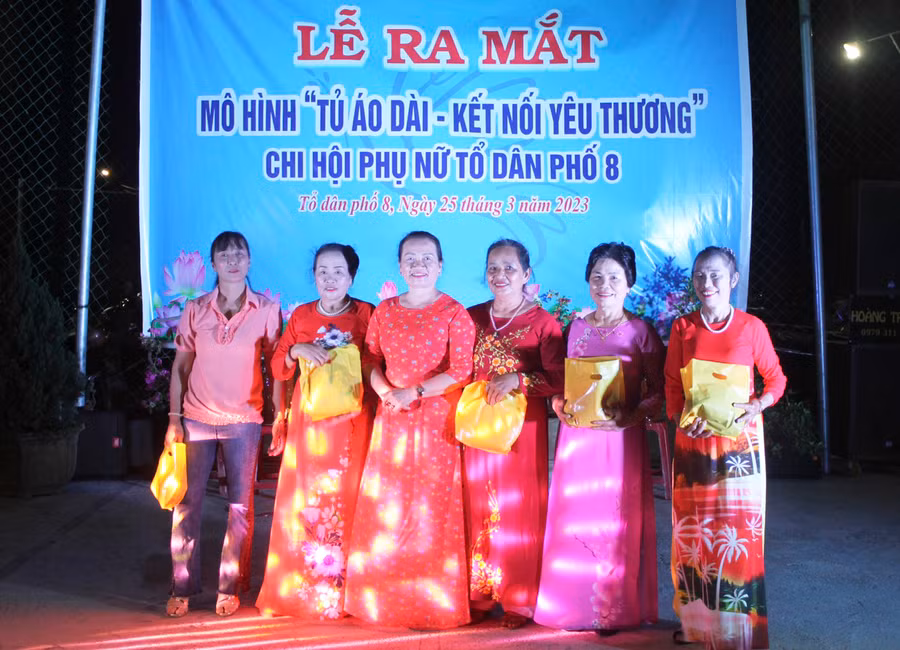 Bà Trần Thị Mỹ (thứ 3 từ trái sang)-Chủ tịch Hội Liên hiệp phụ nữ thị trấn Phú Thiện trao tặng bộ áo dài cho hội viên có hoàn cảnh khó khăn tại tổ dân phố 8. Ảnh: Vũ Chi