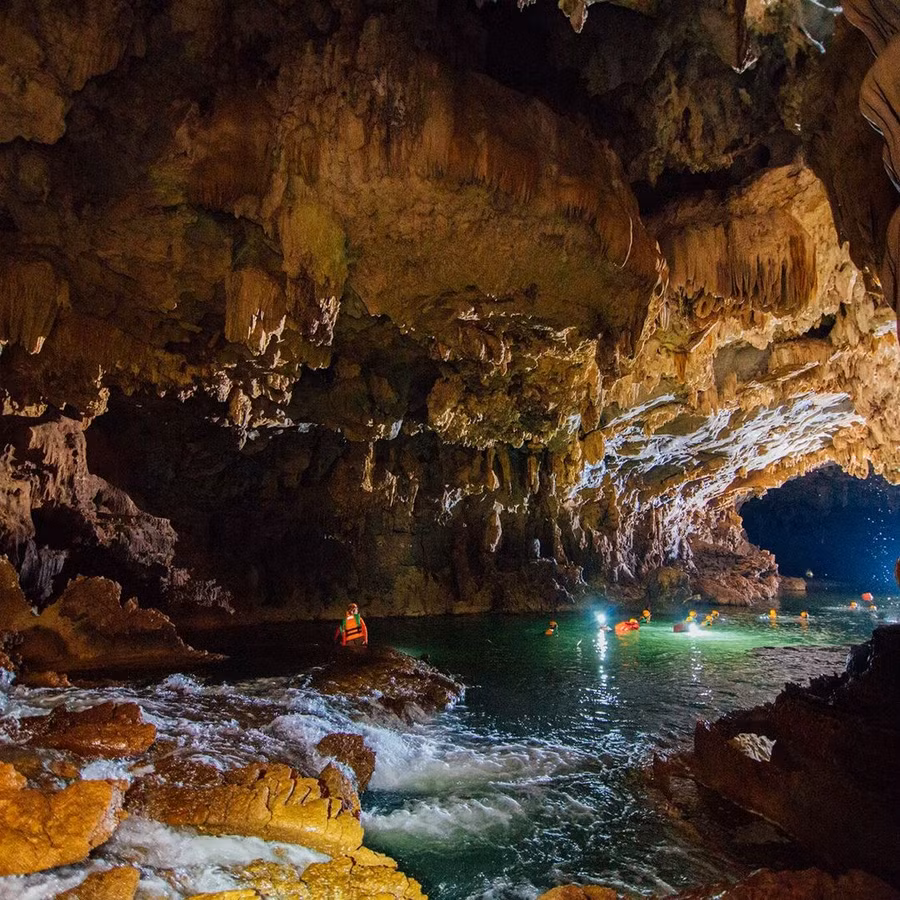 Du khách đi tour thám hiểm Tú Làn có thể bơi ở dòng sông ngầm bên trong hang. Ảnh: Oxalis