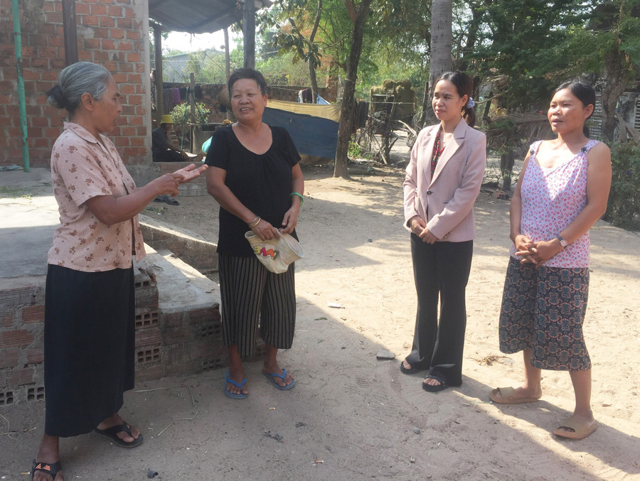 Bà Rcom H’Guach (bìa trái)-Trưởng ban Công tác Mặt trận tổ dân phố 6 (phường Hòa Bình) tuyên truyền người dân tiết kiệm chi tiêu để đầu tư phát triển kinh tế, giảm nghèo bền vững. Ảnh: Nguyễn Diệp Bà Rcom H’Guach (bìa trái)-Trưởng ban Công tác Mặt trận tổ dân phố 6 (phường Hòa Bình) tuyên truyền người dân tiết kiệm chi tiêu để đầu tư phát triển kinh tế, giảm nghèo bền vững. Ảnh: Nguyễn Diệp