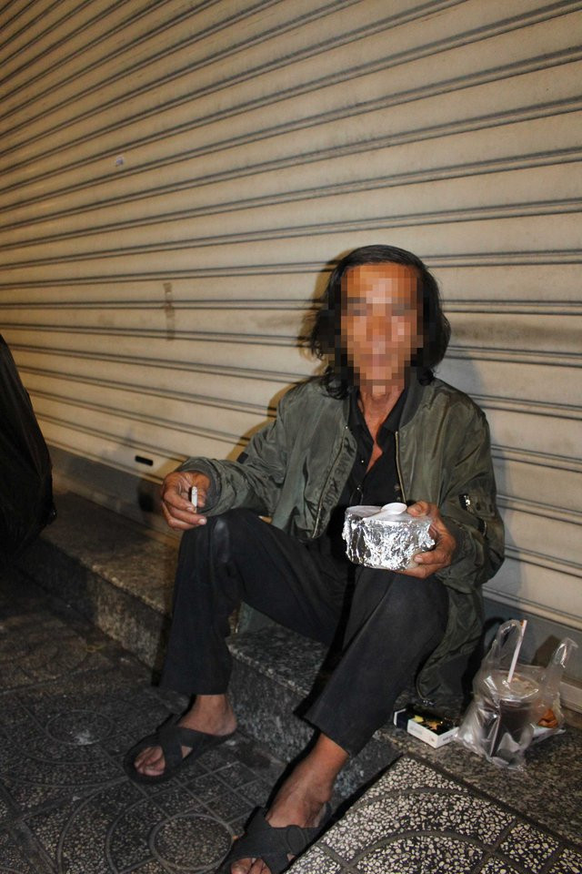 Tô cháo nóng hổi do nhóm từ thiện phát trên tay một người vô gia cư Tô cháo nóng hổi do nhóm từ thiện phát trên tay một người vô gia cư