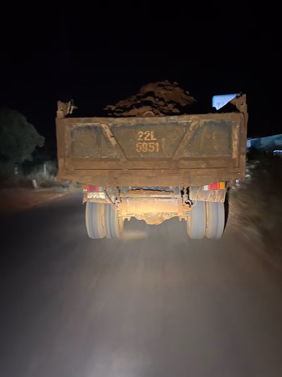 Chiếc xe tải vận chuyển đất từ điểm khai thác trái phép. Ảnh: Thiên Đăng