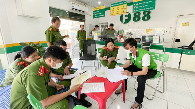 Lực lượng công an kiểm tra trụ sở chính của Công ty F88 tại TP Long Xuyên.