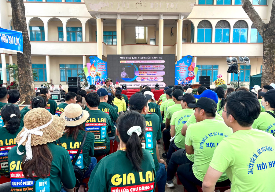 Cán bộ Đoàn, đoàn viên, thanh niên lắng nghe thầy Huỳnh Toàn-Trưởng khoa Công tác Đội Trường Đoàn Lý Tự Trọng (TP. Hồ Chí Minh) chia sẻ những kỹ năng làm việc nhóm. Ảnh: Phan Lài Cán bộ Đoàn, đoàn viên, thanh niên lắng nghe thầy Huỳnh Toàn-Trưởng khoa Công tác Đội Trường Đoàn Lý Tự Trọng (TP. Hồ Chí Minh) chia sẻ những kỹ năng làm việc nhóm. Ảnh: Phan Lài