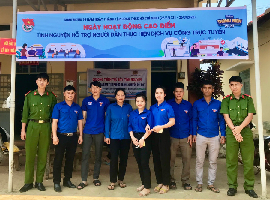 Anh Trương Nguyên Cang (thứ 2 từ trái qua)-Bí thư Đoàn xã Ia Tô (huyện Ia Grai) tổ chức các hoạt động cao điểm tình nguyện hỗ trợ người dân thực hiện dịch vụ công trực tuyến. Ảnh: Phan Lài Anh Trương Nguyên Cang (thứ 2 từ trái qua)-Bí thư Đoàn xã Ia Tô (huyện Ia Grai) tổ chức các hoạt động cao điểm tình nguyện hỗ trợ người dân thực hiện dịch vụ công trực tuyến. Ảnh: Phan Lài