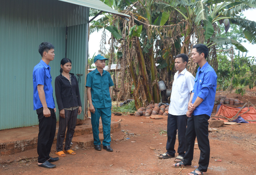 Đại diện Ban Chỉ huy Quân sự và Đoàn xã Ia Drăng (huyện Chư Prông) thăm hỏi, động viên gia đình chị Rơ Lan Pong (làng La). Ảnh: Phương Dung