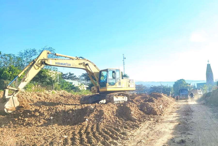 Triển khai thi công tỉnh lộ 669-đoạn từ thị xã An Khê đi huyện Kbang. Ảnh: M.P