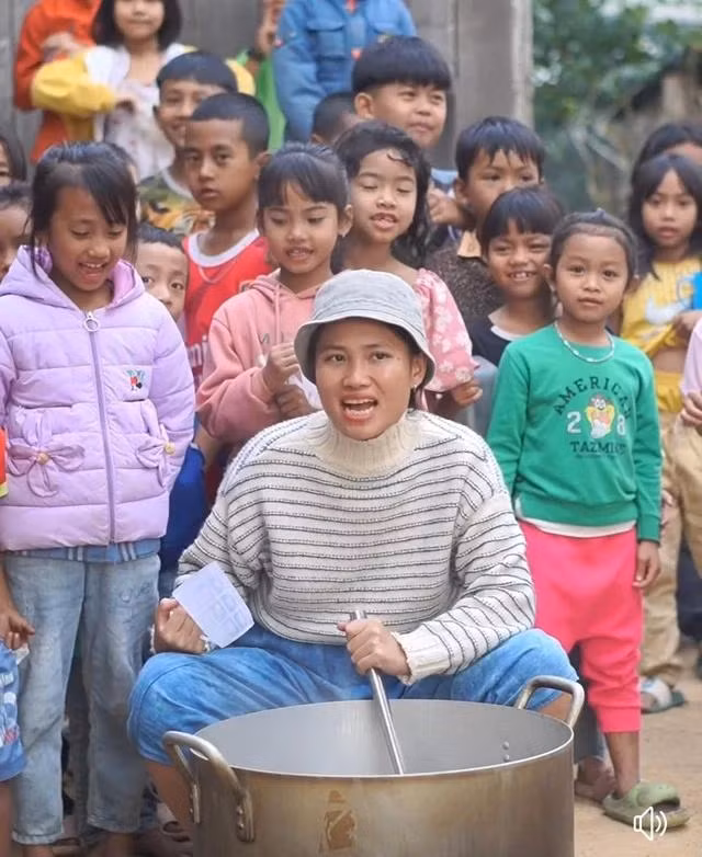 Bên cạnh việc sản xuất các video triệu view An Đen còn chăm chỉ với các hoạt động thiện nguyện