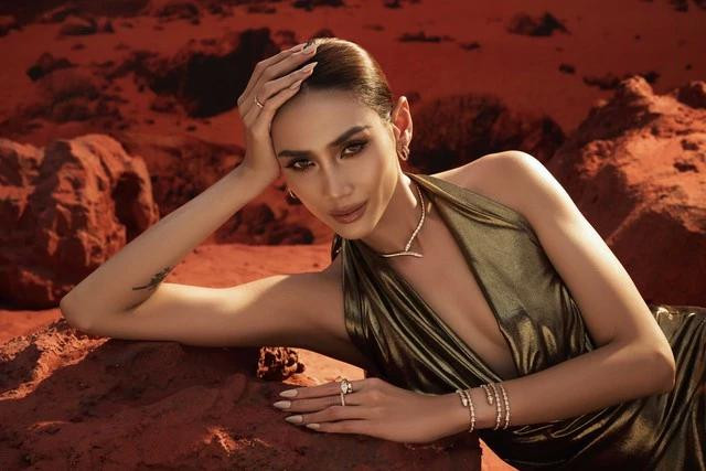 "Ở tuổi này, tôi không còn "sợ" tết, siêu mẫu tâm sự. Cô nói việc tuổi sinh học tăng mỗi năm là điều không tránh khỏi nhưng cô quan tâm hơn đến "tuổi" của tâm hồn. Dù ở tuổi nào tinh thần vẫn luôn vui vẻ, hoạt bát, cởi mở và ra đường được khen trẻ, đẹp là vui. Cô dành nhiều thời gian hơn cho việc chăm sóc da mặt và cơ thể hằng ngày, tập gym, bơi lội và nhiều môn thể thao khác "Ở tuổi này, tôi không còn "sợ" tết, siêu mẫu tâm sự. Cô nói việc tuổi sinh học tăng mỗi năm là điều không tránh khỏi nhưng cô quan tâm hơn đến "tuổi" của tâm hồn. Dù ở tuổi nào tinh thần vẫn luôn vui vẻ, hoạt bát, cởi mở và ra đường được khen trẻ, đẹp là vui. Cô dành nhiều thời gian hơn cho việc chăm sóc da mặt và cơ thể hằng ngày, tập gym, bơi lội và nhiều môn thể thao khác