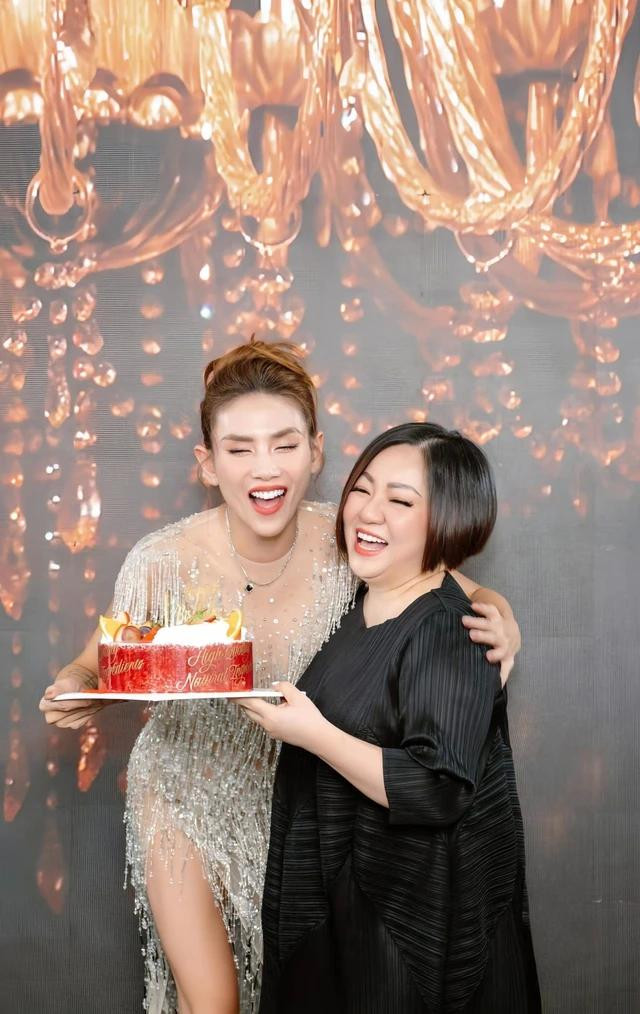 Võ Hoàng Yến được chúc mừng sinh nhật trong phiên live dịp cuối năm 2023 Võ Hoàng Yến được chúc mừng sinh nhật trong phiên live dịp cuối năm 2023