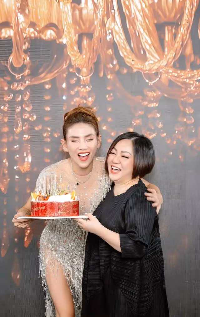 Võ Hoàng Yến được chúc mừng sinh nhật trong phiên live dịp cuối năm 2023