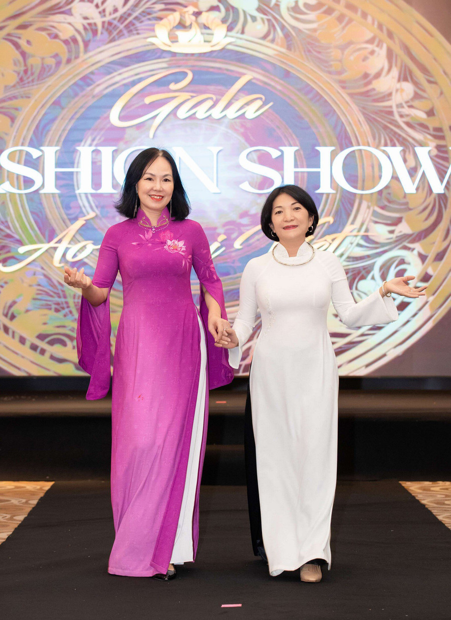 Nhà thiết kế Nguyễn Hạnh (bìa phải) bên một người mẫu trình diễn áo dài ly vuông do mình thiết kế (ảnh nhân vật cung cấp). Nhà thiết kế Nguyễn Hạnh (bìa phải) bên một người mẫu trình diễn áo dài ly vuông do mình thiết kế (ảnh nhân vật cung cấp).