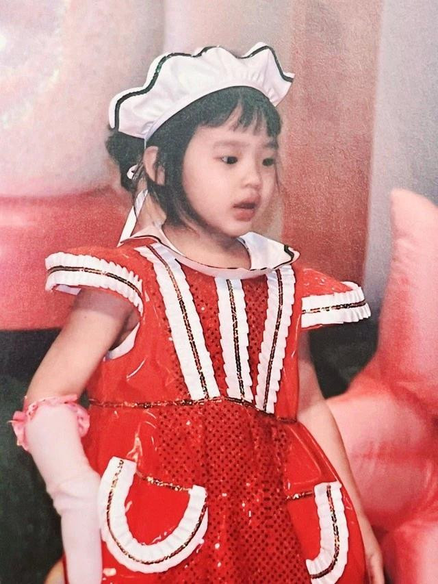 Minji sở hữu nhan sắc ngây thơ trong sáng nhưng vẫn hấp dẫn lôi cuốn. Cô nàng 20 tuổi được nhận xét mang vẻ đẹp trong trẻo như mối tình đầu, vừa phảng phất nét cổ điển giống các mỹ nhân xưa vừa có phần phi giới tính. Mới đây, những bức ảnh từ quá khứ của Minji đã được &quot;khai quật&quot; trở lại giúp cô đập tan tin đồn từng phẫu thuật thẩm mỹ