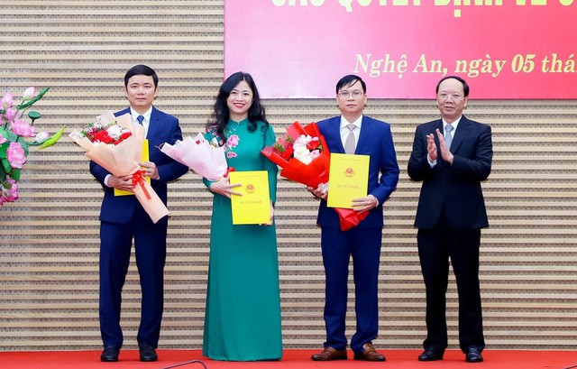 Đồng chí Bùi Thanh An, Ủy viên Ban Thường vụ Tỉnh ủy, Phó Chủ tịch UBND tỉnh Nghệ An trao quyết định và chúc mừng các cán bộ được bổ nhiệm chức vụ mới. Đồng chí Bùi Thanh An, Ủy viên Ban Thường vụ Tỉnh ủy, Phó Chủ tịch UBND tỉnh Nghệ An trao quyết định và chúc mừng các cán bộ được bổ nhiệm chức vụ mới.