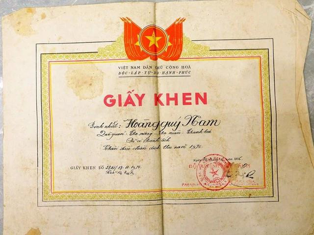 Giấy khen của Sư đoàn 3 tặng cho chiến sĩ Hoàng Quý Nam do đã có thành tích chiến đấu trong chiến dịch thu 1974 Giấy khen của Sư đoàn 3 tặng cho chiến sĩ Hoàng Quý Nam do đã có thành tích chiến đấu trong chiến dịch thu 1974