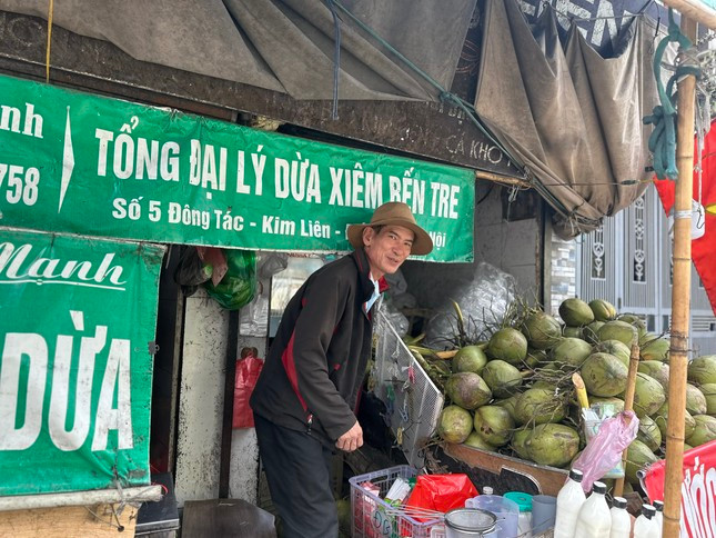 Dừa xiêm bán xuyên Tết, tiểu thương cho biết hàng bán khá chạy, do nhu cầu giải khát tăng cao. Giá dừa không đổi so với ngày thường, trên dưới 30.000 đồng/quả. Dừa bổ sẵn lấy nước giá 45.000 đồng/chai 1 lít. Dừa xiêm bán xuyên Tết, tiểu thương cho biết hàng bán khá chạy, do nhu cầu giải khát tăng cao. Giá dừa không đổi so với ngày thường, trên dưới 30.000 đồng/quả. Dừa bổ sẵn lấy nước giá 45.000 đồng/chai 1 lít.