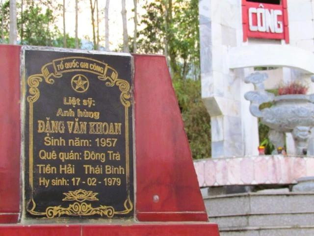 Phần mộ liệt sĩ Đặng Văn Khoan tại Nghĩa trang liệt sĩ H.Bát Xát, Lào Cai (ảnh chụp năm 2017) Phần mộ liệt sĩ Đặng Văn Khoan tại Nghĩa trang liệt sĩ H.Bát Xát, Lào Cai (ảnh chụp năm 2017)