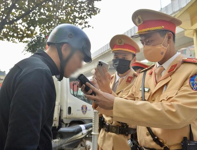 Lực lượng cảnh sát giao thông kiểm tra nồng độ cồn người điều khiển phương tiện giao thông ở Hà Nội